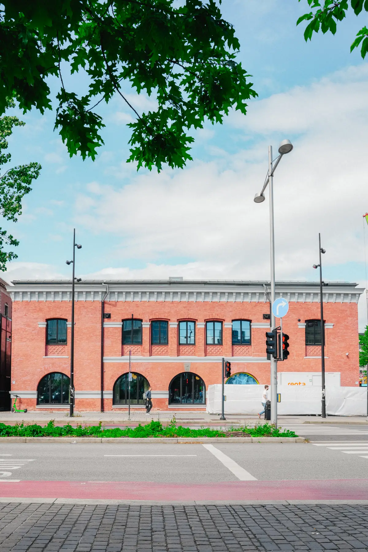 Rehabilitert teglbygg med buede vindusfelt i Oslo